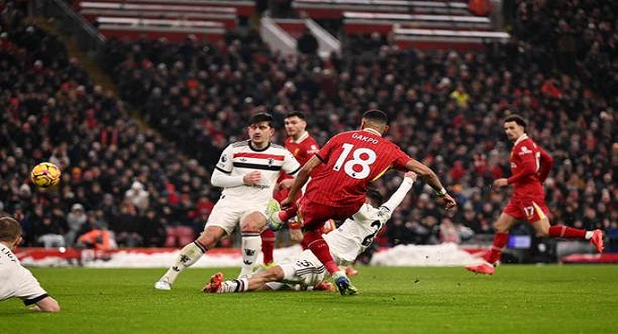 مانشستر يونايتد يخطف تعادلا مثيرا مع ليفربول 2-2 في الدوري الإنجليزي