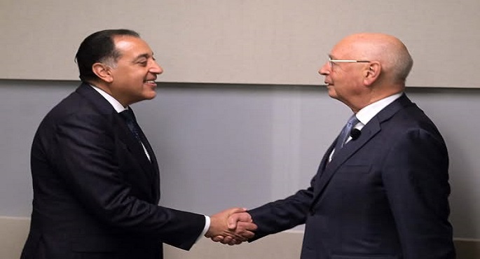 بالصور.. رئيس الوزراء يلتقى مؤسس المنتدى الاقتصادى العالمى ورئيسه التنفيذى