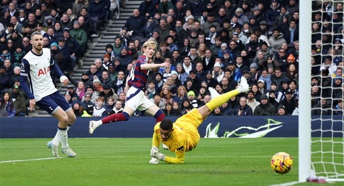 نيوكاسل يفوز على توتنهام 2-1 بالدوري الإنجليزي الممتاز