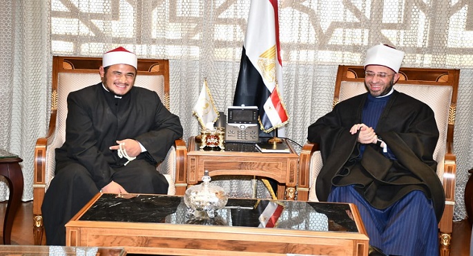 بالصور.. وزير الأوقاف يستقبل الشاب محمود نجاح أبو زينة «صاحب واقعة القطة الشهيرة»