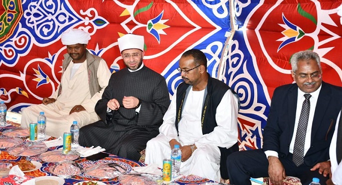 بالصور.. وزير الأوقاف يلتقي قيادات الدعوة وشيوخ القبائل بحلايب وشلاتين
