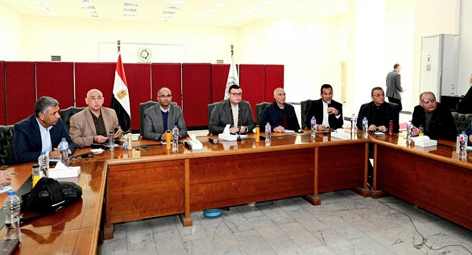 وزير الإسكان يتابع الموقف التنفيذى لمشروعات مدينة العاشر من رمضان