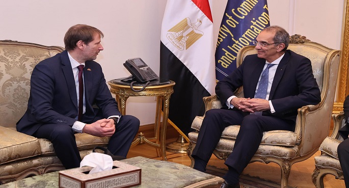وزير الاتصالات يبحث مع سفير لاتفيا فرص التعاون فى مجالات التحول الرقمى