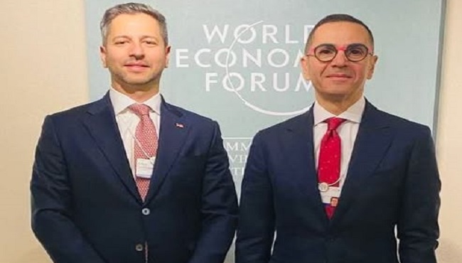 وزير الاستثمار يلتقى الرئيس التنفيذي لشركة آرتشر أفييشن الرائدة في مجال الطيران بدافوس.