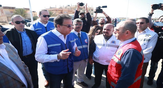 بالصور .. لتقديم الدعم الصحى للأشقاء في غزة .. وزير الصحة يتفقد اصطفاف سيارات الإسعاف في مركز “أبو طويلة” بالشيخ زويد