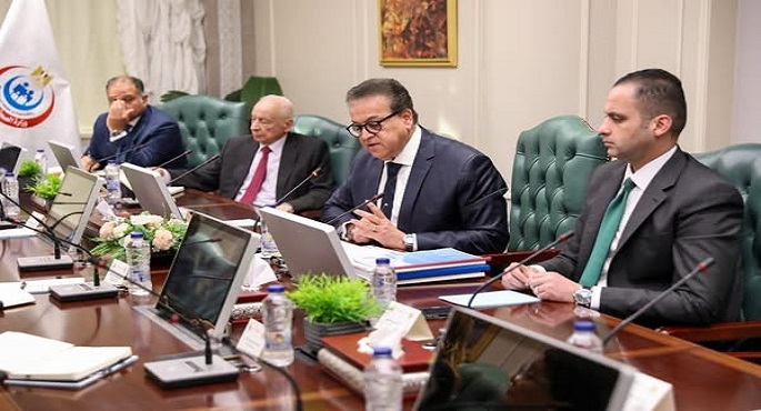 بالصور.. وزير الصحة يبحث محاور المشروع القومى للتنمية البشرية