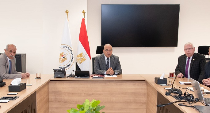 ‫بالصور.. وزير الرى يكلف بسرعة الانتهاء من أعمال التغطيات على مخر مصرف سيل أسوان