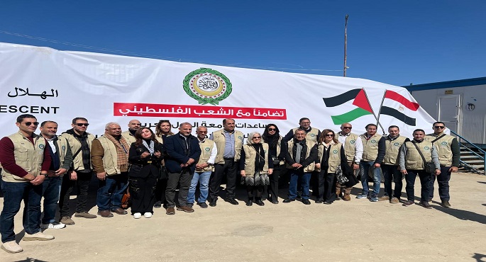 بالصور.. وفد الجامعة العربية يشارك فى تعبئة كراتين المساعدات لغزة