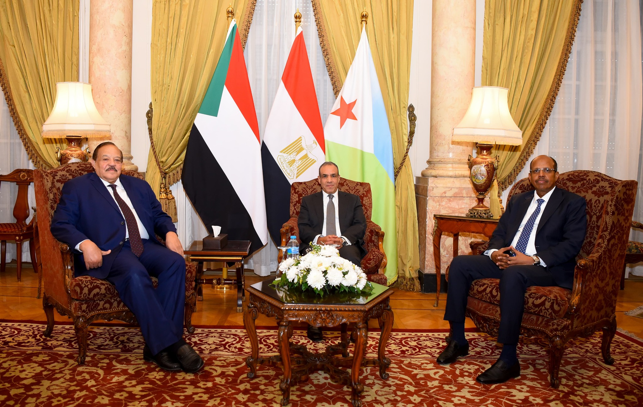 وزير الخارجية يعقد لقاء ثلاثياً مع نظيريه الجيبوتى والسودانى