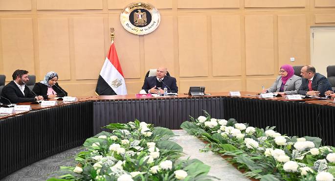 وزير الصناعة يبحث دعم الاستثمارات مع وفد من 9 شركات تركية متخصصة فى مجالات الغزل والنسيج