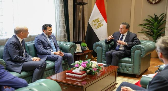 وزير الصحة يعقد اجتماعا مع وزير الشباب والرياضة ورئيس الاتحاد الدولى للرياضات الجامعية