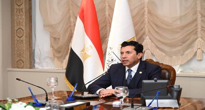 وزير الشباب والرياضة يجتمع بمجموعة العمل البحثية لدعم التنمية البشرية والتنشئة