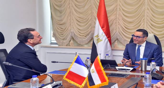 وزير الاستثمار يبحث مع ” إيرباص هليكوبتر” الفرنسية إنشاء منظومة طيران متكاملة فى مصر