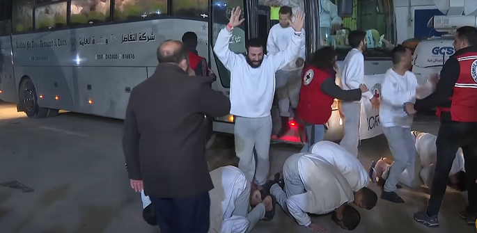 “حماس” تتهم إسرائيل بإخفاء أسرى فى سجونها بعد تسليم قائمة من 1468 اسماً