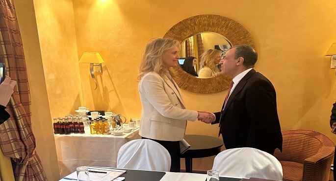 بالصور.. عبد العاطى يؤكد لنظيرته الأيسلندية على أهمية العمل على زيادة حجم التبادل التجارى بين البلدين