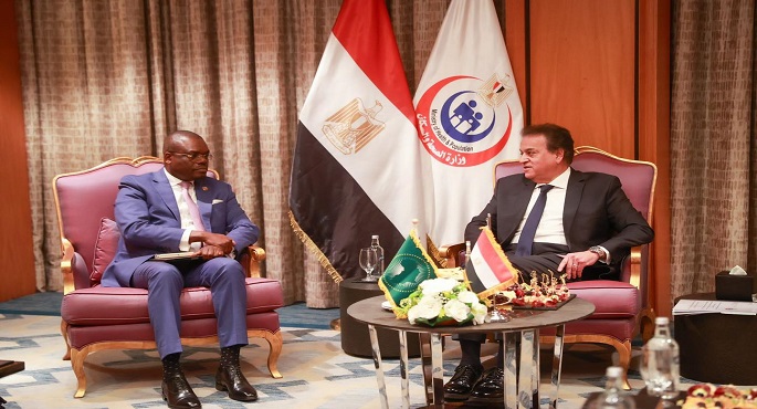 وزير الصحة يبحث مع المدير العام للمركز الأفريقى لمكافحة الأمراض والوقاية منها سبل التعاون المشترك