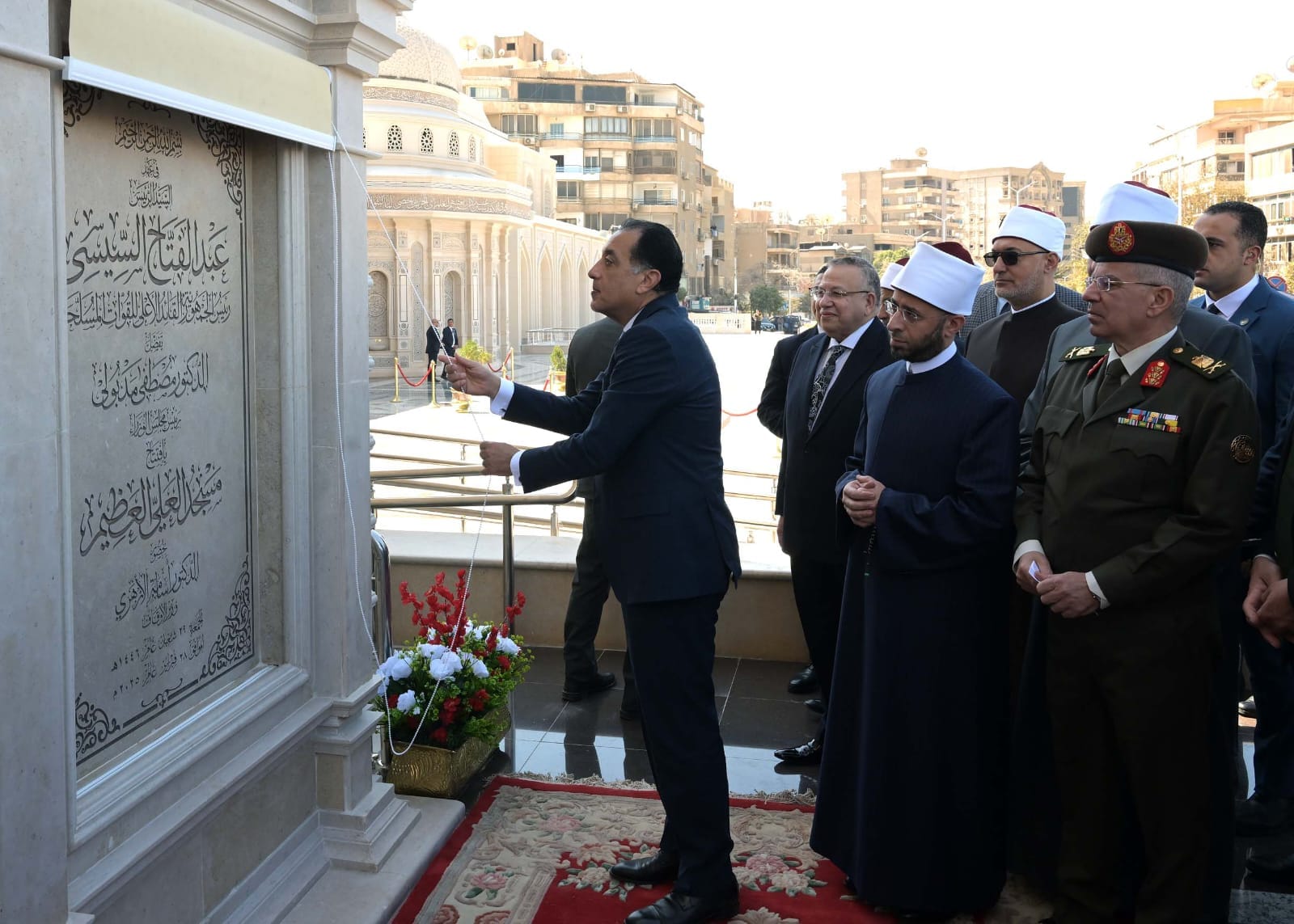 بالصور.. رئيس الوزراء يفتتح مسجد “العلى العظيم” بألماظة ويؤدى صلاة الجمعة