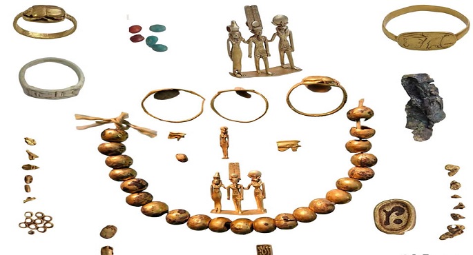 بالصور.. الآثار: الكشف عن مجموعة من الخواتم التمائم والحلى الذهبية من عصر الأسرة 26 بمعابد الكرنك