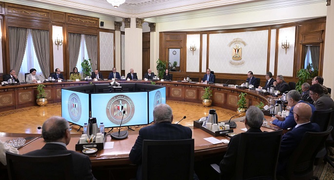 بالصور.. رئيس الوزراء يجتمع مع أعضاء مجلس أمناء الحوار الوطنى