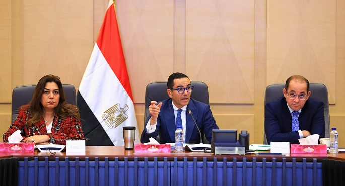 بالصور.. لقاء موسع لوزراء الاستثمار والمالية والتنمية المحلية لبحث سبل تطوير منظومة الرقابة على الصادرات والواردات