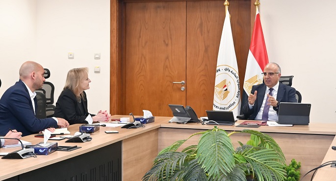 بالصور.. وزير الرى يبحث مع مسؤولة بالبنك الأوروبى للإعمار التعاون بمجال إدارة الموارد المائية