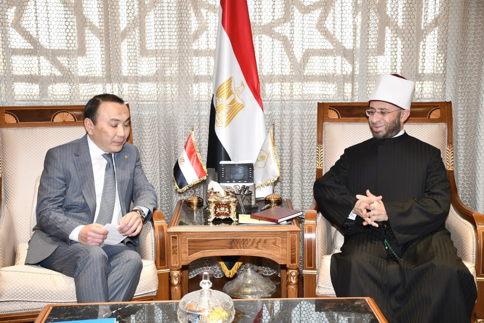 بالصور.. وزير الأوقاف يستقبل سفير كازاخستان ويتسلم دعوة رسمية لحضور قمة زعماء الأديان