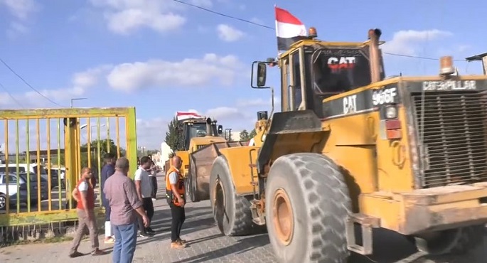 بدء دخول معدات ثقيلة إلى غزة عبر معبر رفح تمهيدًا لإعادة إعمار القطاع