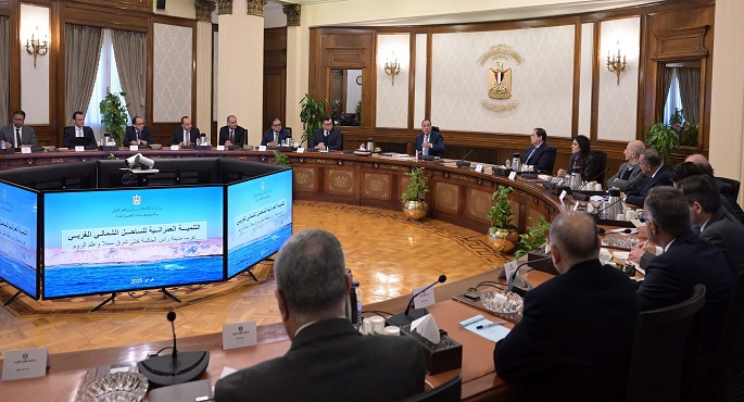 بالصور.. رئيس الوزراء يستعرض موقف أعمال التنمية بالساحل الشمالى الغربى مع عدد من المستثمرين السياحيين