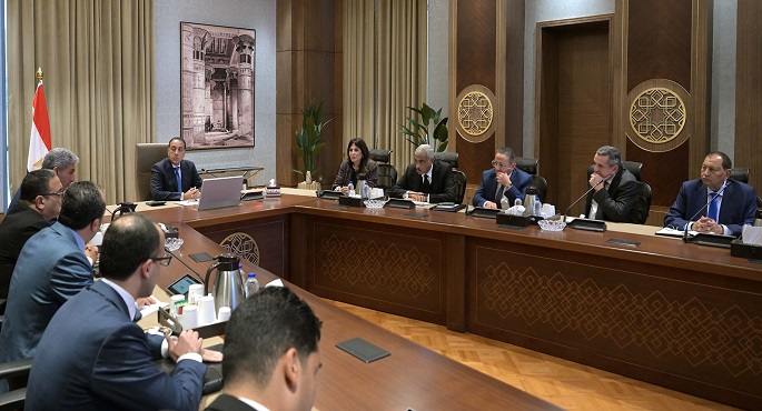 بالصور.. رئيس الوزراء يلتقى أعضاء اللجنة الاستشارية لتطوير السياحة المصرية