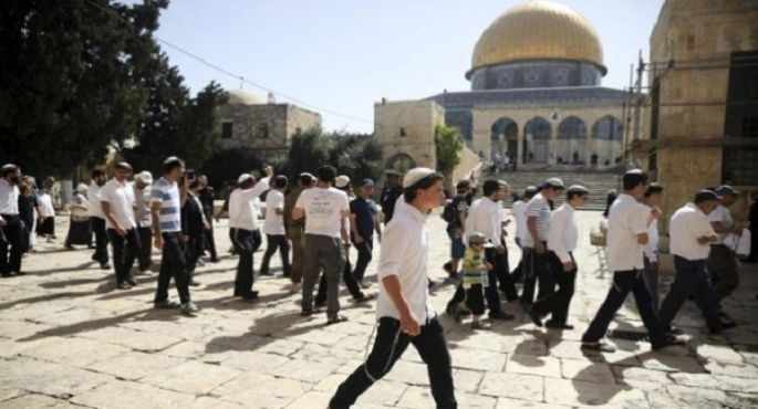 عشرات المستوطنين يقتحمون باحات الأقصى واعتقال ما لا يقل عن 15 فلسطينيا من مدن الضفة