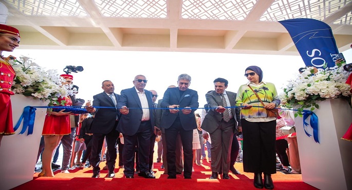 بالصور.. وزير السياحة والآثار يفتتح منتجعًا سياحيًا جديدًا بمنطقة خليج مكادى بمدينة الغردقة