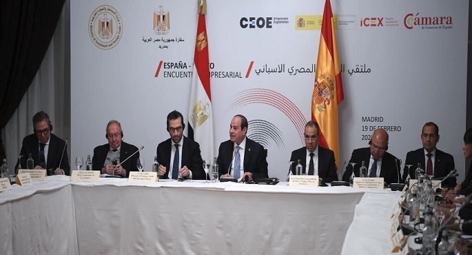 في مائدة مستديرة .. السيسى يؤكد أهمية دعم التعاون الاقتصادى مع إسبانيا