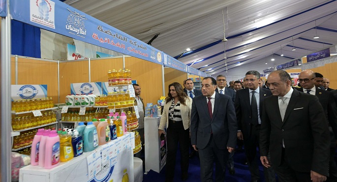 بالصور.. رئيس الوزراء: توجيهات رئاسية بزيادة المعارض والمنافذ التي تضم مختلف أنواع السلع الأساسية للمواطنين