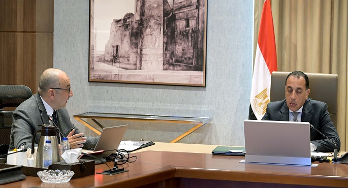 بالصور.. رئيس الوزراء يتابع تطوير شركات قطاع الأعمال العام