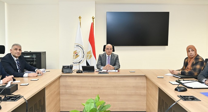 وزير الرى يبحث موقف إزالة التعديات على مجرى نهر النيل وفرعيه