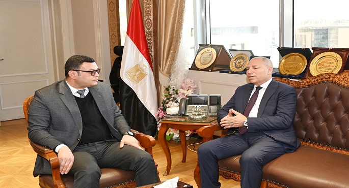 وزير الإسكان يستعرض مع محافظ القاهرة الموقف التنفيذى لعدد من المشروعات