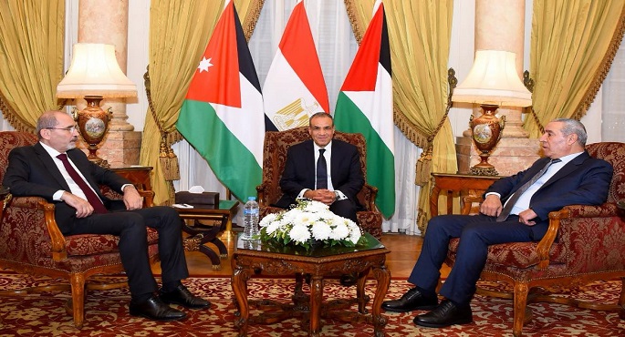 وزير الخارجية يبحث مع نظيره الأردنى وممثل منظمة التحرير الفلسطينية سبل تثبيت اتفاق وقف إطلاق النار في غزة