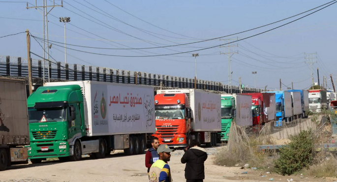 90 شاحنة مساعدات إنسانية تدخل إلى الفلسطينيين بقطاع غزة