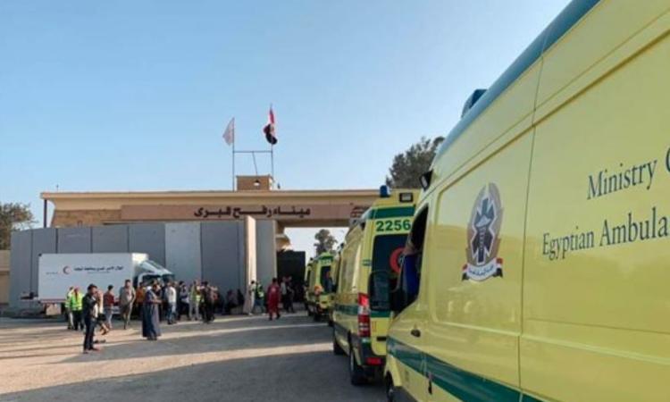 ميناء رفح البرى يستقبل دفعة جديدة من المصابين والمرضى الفلسطينيين من قطاع غزة