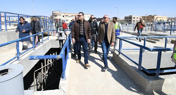 بالصور.. وزير الإسكان يتفقد مشروع إسكان “روضة العبور” ومحطة مياه الشرب بمدينة العبور