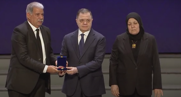 بالفيديو ..وزير الداخلية يكرم عددا من أسر الشهداء والمصابين والمتميزين من رجال الشرطة