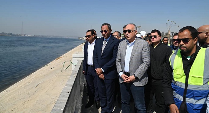 بالصور.. وزير الرى يصل إلى محافظة قنا ويتفقد تطهيرات ترعة الكلابية ومحطة الشنهورية