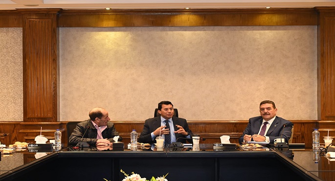 بالصور.. وزير الرياضة يلتقى أعضاء مجلس صندوق الرياضة المصرى