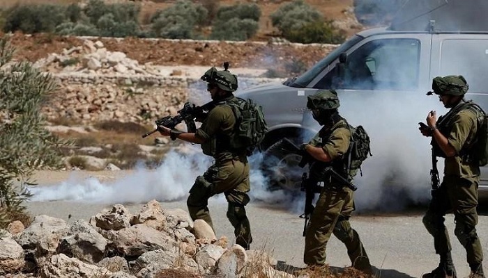 إصابة شاب فلسطينى برصاص الاحتلال وآخرين بالاختناق في الخليل