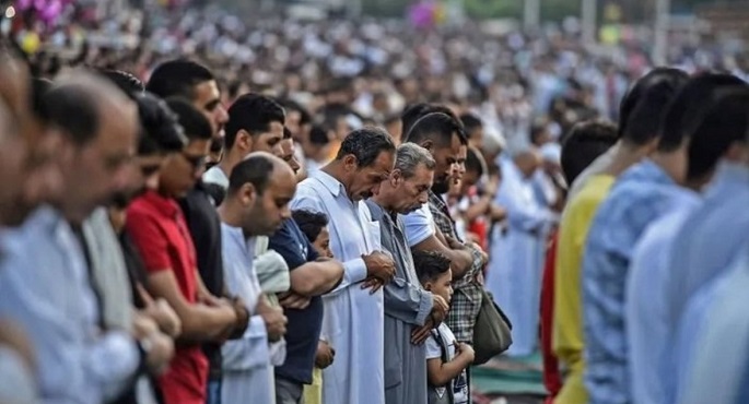 المحافظون يؤدون صلاة عيد الفطر والمصلون يحتشدون بالملايين فى وقفة تضامنية ضد مخططات تهجير الفلسطينيين