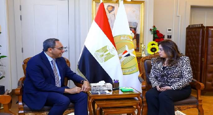 وزيرة التنمية المحلية تتابع مع محافظ قنا جهود توافر السلع ومنظومة التصالح