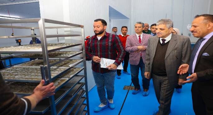 رئيس هيئة قناة السويس يشهد التشغيل التجريبى لمصنع تعبئة وتغليف الأسماك والجمبرى