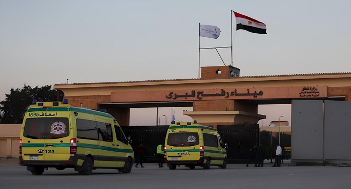 وصول الدفعة التاسعة من المصابين الفلسطينيين إلى معبر رفح للعلاج بالمستشفيات المصرية