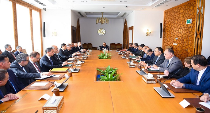 وزير الخارجية يجتمع مع قيادات وزارة الخارجية لمتابعة سير العمل