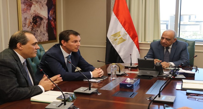 وزير الكهرباء يبحث مع “شنايدر إليكتريك” التعاون بمجالات خفض الفقد وتطوير مراكز التحكم وشبكات التوزيع